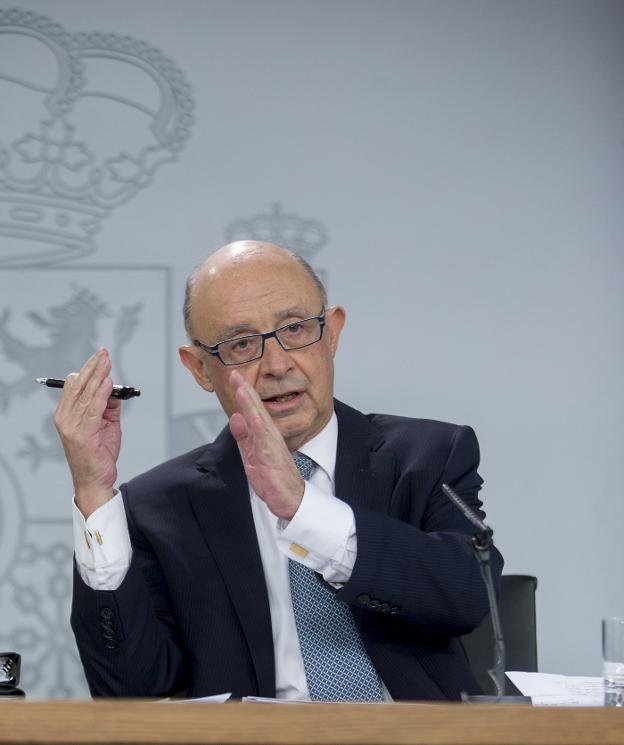 El ministro de Hacienda, Cristóbal Montoro, ayer durante su comparecencia tras la aprobación del Gobierno de los Presupuestos. :: Ignacio Gil