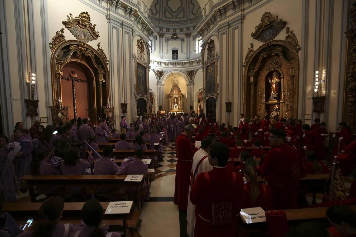 Imágnes de distintos momentos del recorrido procesional de la cofradía de la Sangre en el Miécoles Santo en Málaga i