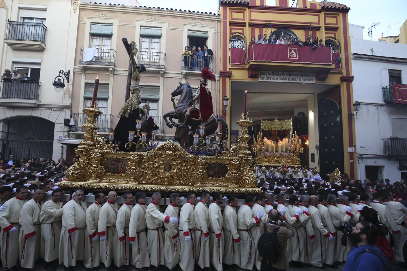 Imágnes de distintos momentos del recorrido procesional de la cofradía de la Sangre en el Miécoles Santo en Málaga i