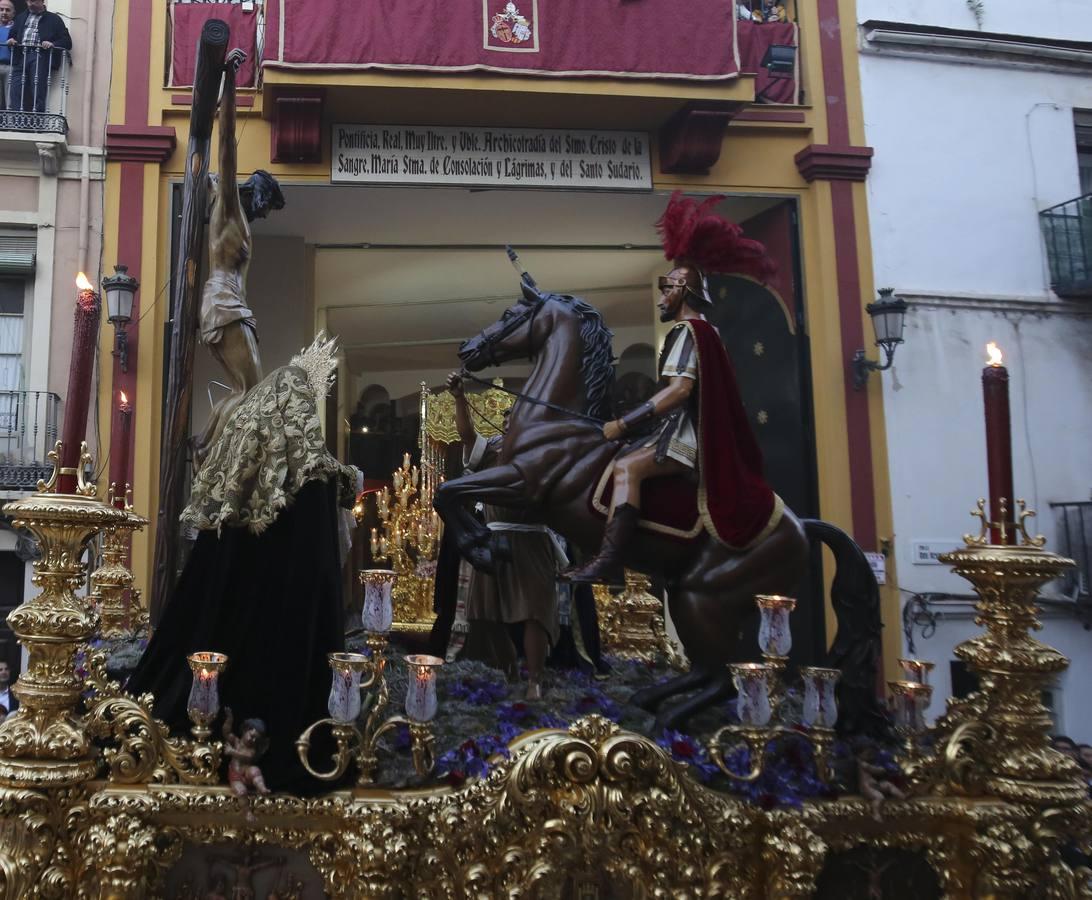 Imágnes de distintos momentos del recorrido procesional de la cofradía de la Sangre en el Miécoles Santo en Málaga i