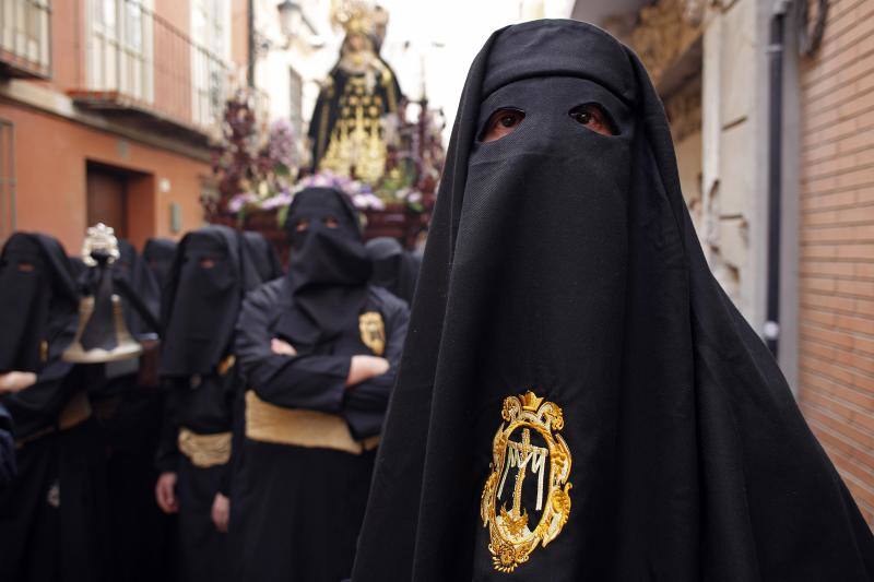 Las mejores imágenes de la Cofradía de Santa Cruz en el Jueves Santo 2018.