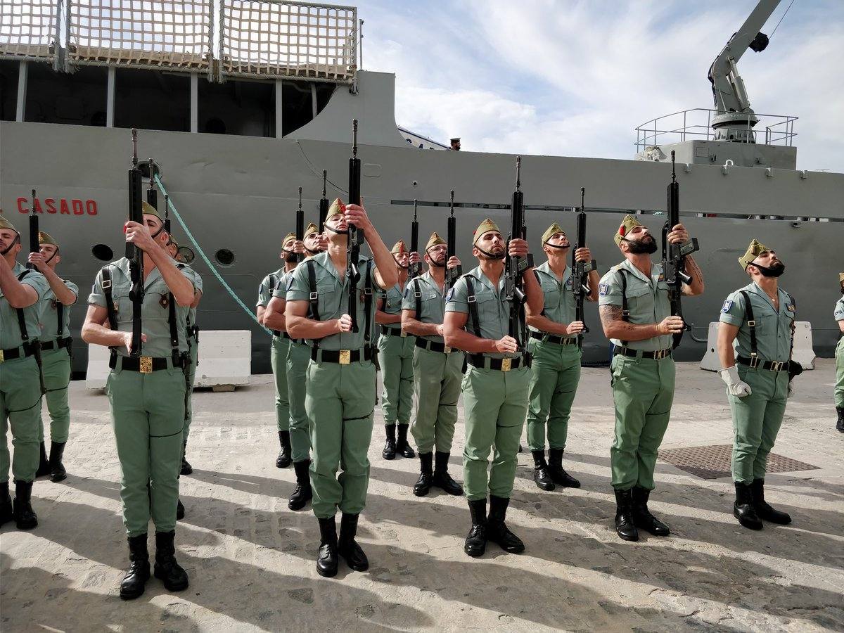 Imágenes del desembarco de la Legión en el Puerto de Málaga y traslado del Cristo de Mena. 