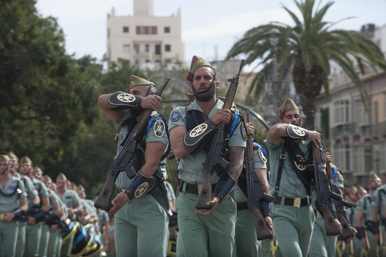 Imágenes del desembarco de la Legión en el Puerto de Málaga y traslado del Cristo de Mena. 