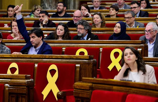 El portavoz de Esquerra,
Sergi Sabriá, hace un gesto
en el Parlament en presencia
de Inés Arrimadas.
:: LLUIS GENE / afp