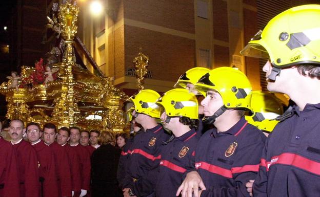 Los bomberos participan en el desfile de Misericordia, como en esta foto hace unos años. 