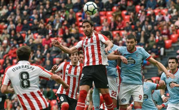 Raúl García disputa un balón con varios futbolistas del Celta. 