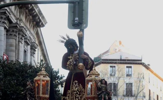 Momento en el que la cruz del paso del Jesús del Gran Poder se rompe al chocar contra un semáforo de la calle Toledo de Madrid