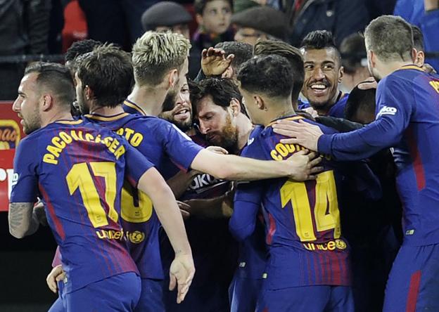 Los jugadores del Barcelona celebran el tanto de Messi en los últimos minutos del partido. :: afp