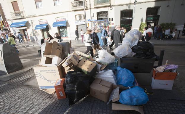 Basura acumulada en la tarde del Jueves Santo. 