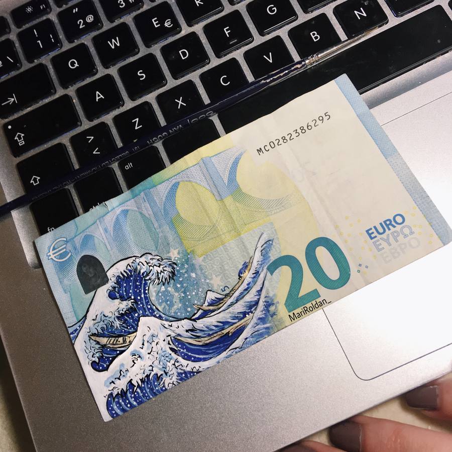 La malagueña Marí Roldán tiene una afición muy creativa. Plasma arte en distintos billetes con los que luego paga. En cualquier momento puedes encontarte alguna de sus creaciones que cuelga con éxito en su página de instagram. @mariroldan_ 