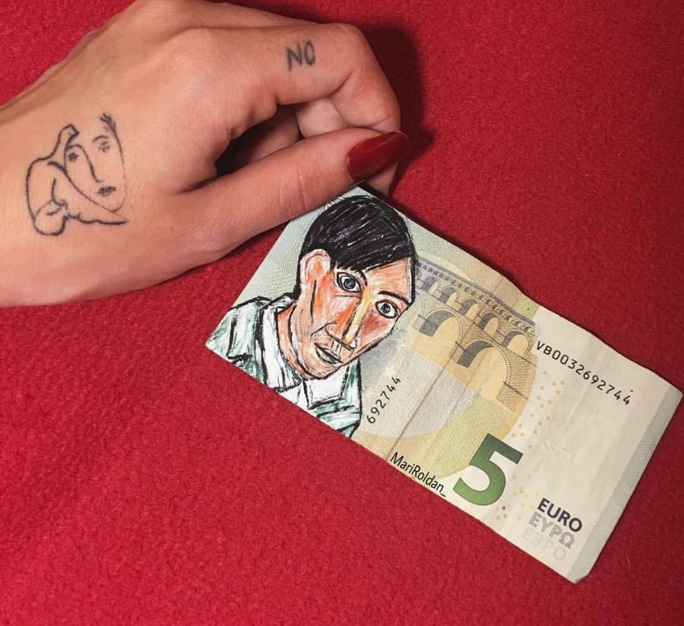 La malagueña Marí Roldán tiene una afición muy creativa. Plasma arte en distintos billetes con los que luego paga. En cualquier momento puedes encontarte alguna de sus creaciones que cuelga con éxito en su página de instagram. @mariroldan_ 