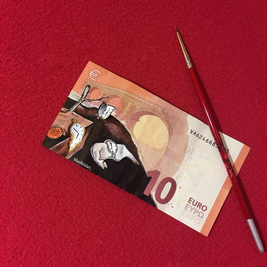 La malagueña Marí Roldán tiene una afición muy creativa. Plasma arte en distintos billetes con los que luego paga. En cualquier momento puedes encontarte alguna de sus creaciones que cuelga con éxito en su página de instagram. @mariroldan_ 