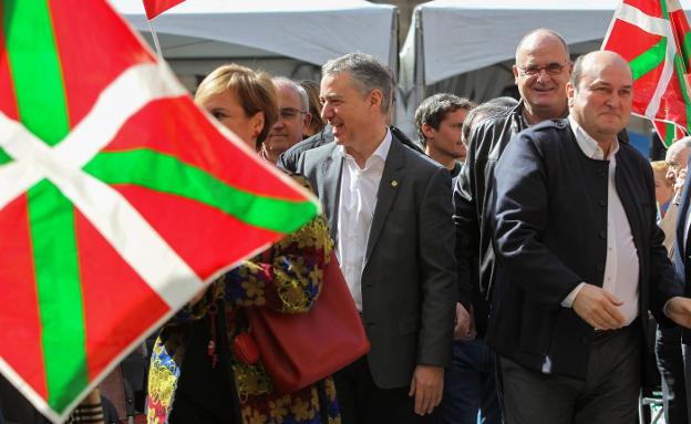 El lehendakari Urkullu y el presidente del PNV, Andoni Ortuzar, en la fiesta del Aberri Eguna, ayer, en Bilbao. :: MIGUEL TOÑA / efe