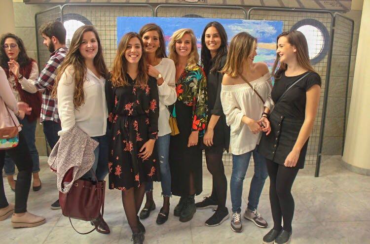 María Romero, la artista, con un grupo de amigas en el Colegio de Abogados.