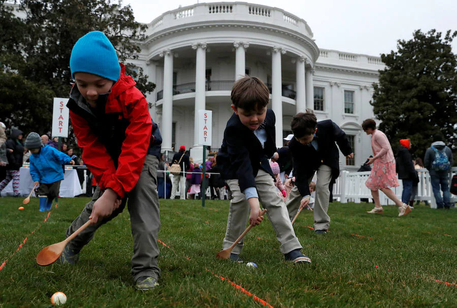 La familia Trump se unió este año a la tradición de buscar huevos de Pascua en los jardines de la Casa Blanca, donde se organizaron otras muchas actividades con niños.