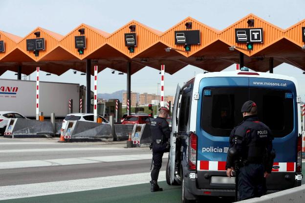 Una dotación de los Mossos vigila un peaje en la localidad barcelonesa de Martorell. :: Toni Albir / efe