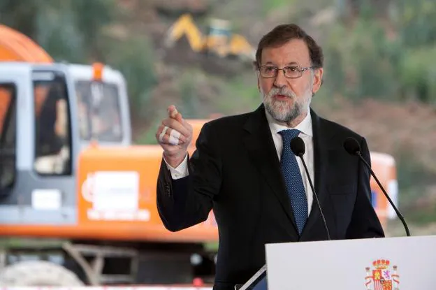 Mariano Rajoy, ayer, durante su visita a las obras de la autovía A-57 en Pontevedra. :: salvador sas / efe