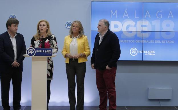 España, junto a diputados y senadores del PP, ayer durante la valoración de las cuentas. 