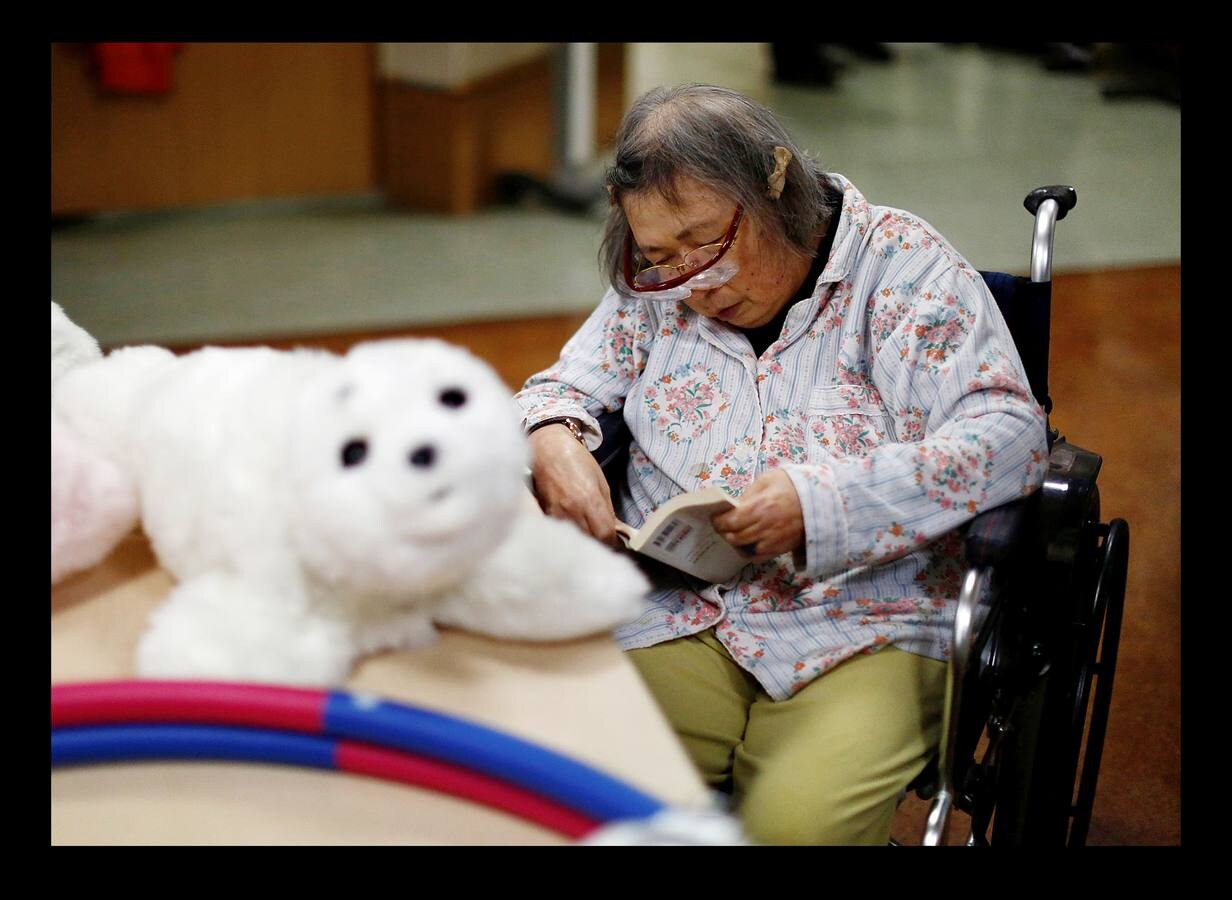 Los robots ayudan en el funcionamiento del asilo Shin-tomi de Tokio que utiliza 20 modelos diferentes para cuidar a sus residentes. El gobierno japonés espera que la experiencia sirva como modelo para atender el creciente número de ancianos y la escasez de cuidadores.