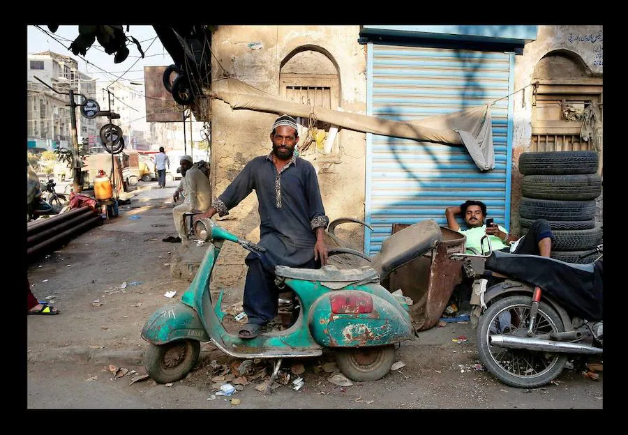 Las motocicletas baratas fabricadas en China inundan las carreteras de Pakistán y han transformado la vida de muchísimos ciudadanos de este país de 208 millones de personas. Pero los fanáticos de las clásicas Vespa luchan por encontrar piezas de repuesto para preservar modelos de épocas pasadas. En Lahore, cerca de la frontera india, los propietarios de la famosa escúter a menudo tienen que conformarse con recambios de baja calidad fabricados en talleres locales o en los países vecinos. Muchos las veneran. Son, dicen, «el segundo mejor regalo que Italia ha hecho al mundo: el primero fue la pizza».