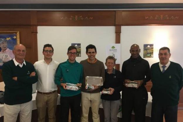 El equipo ganador de Lauro Golf posa con sus trofeos. :: sur