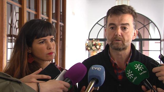 Teresa Rodríguez y Antonio Maíllo, ayer en el Parlamento. :: ep