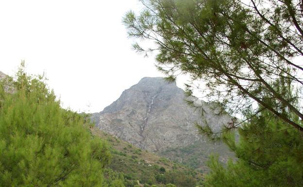 Desde El Pinarillo parten también otras rutas senderistas que recorren la sierra de Almijara