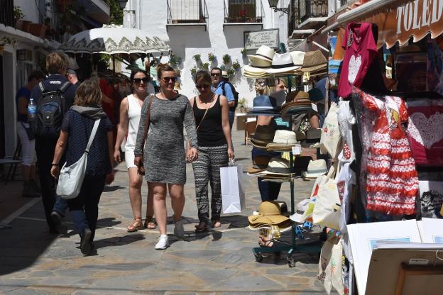 Turistas pasean por el Casco Antiguo de Marbella. 