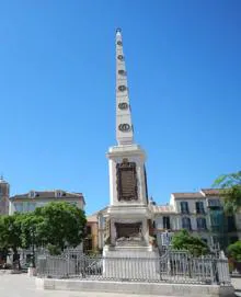 Imagen secundaria 2 - Aunque no es exactamente el lugar del fusilamiento, cerca del recinto portuario, se puede ver esta cruz que se erigió en homenaje a estos mártires del absolutismo. Abajo, en el camposanto de San Miguel fueron enterrados en primera instancia todos los cadáveres de la revuelta frustrada, salvo el de Robert Boyd, que encontró descanso en el Cementerio Inglés. A la derecha, en la plaza de la Merced, se encuentra el monolito y la cripta donde están los restos mortales de Torrijos y sus hombres desde 1.842.