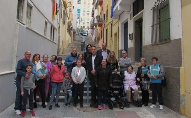Vecinos de la calle Hurtado, con representantes del grupo Libres.