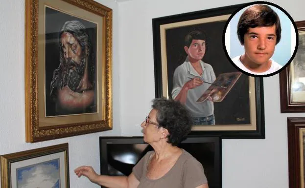 Antonia muestra varios cuadros de su hijo en el salón de su casa. 