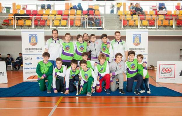 El equipo del EBG de minibasket, con el trofeo. :: sur