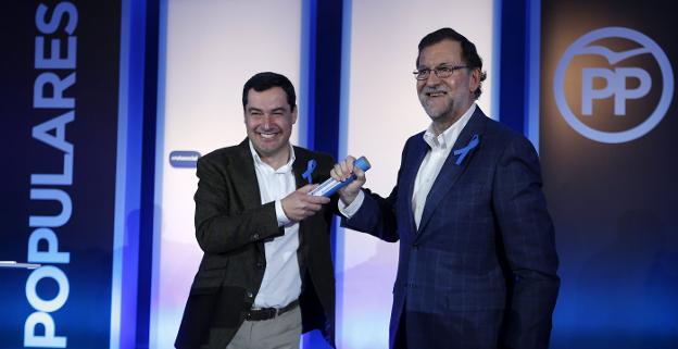 Juanma Moreno y Mariano Rajoy. 