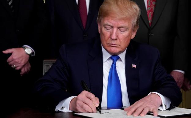 Donald Trump firma las medidas arancelarias para China.