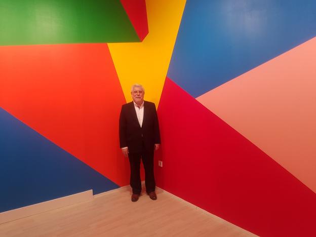 José Manuel Cabra de Luna, junto al mural de 55 metros cuadrados que incluye en la muestra . :: a. peláez