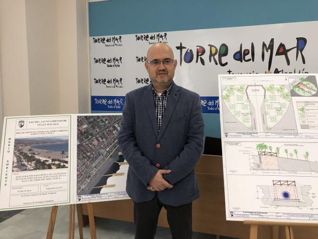 Jesús Carlos Pérez Atencia, ayer con los planos del proyecto. 