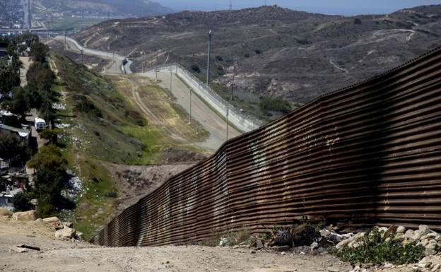 Vista de la valla que delimita el territorio mexicano (i) del estadounidense.