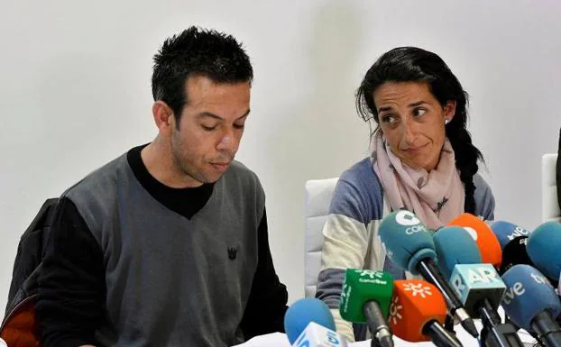 Los padres de Gabriel Cruz, Patricia Ramírez y Ángel Cruz durante la rueda de prensa que han ofrecido este sábado en Las Negras.