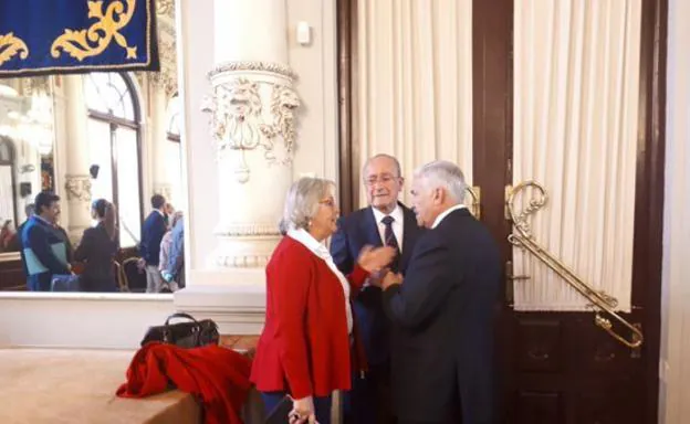 Teresa Porras, junto al alcalde de Málaga y el edil José del Río, el pasado viernes.