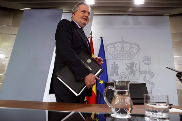 El titular de Educación, Íñigo Méndez de Vigo, el viernes, a su llegada a la rueda de prensa del Consejo de Ministros. ::  Juan Carlos Hidalgo / efe