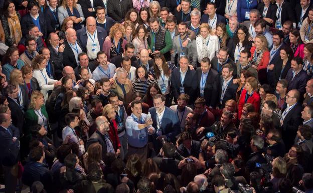 Juanma Moreno hace un selfie con Rajoy y toda la delegación andaluza que asiste a la Convención de Sevilla. 