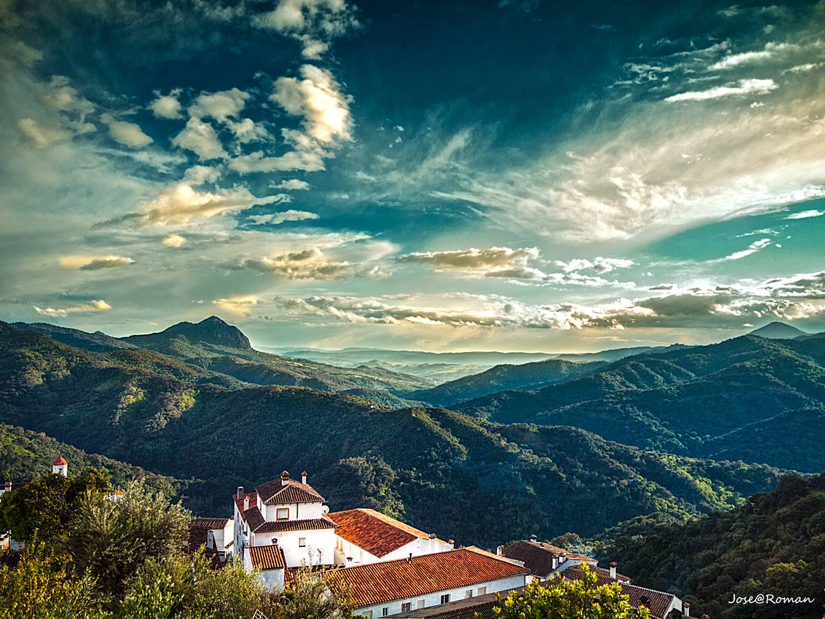 Genalguacil. Estos dos pueblos, que disfrutan tanto de Sierra Bermeja como del Valle del Genal, son especialmente recomendables en primavera. Aunque están relativamente cerca uno del otro, para hacer el recorrido en coche hay que recorrer una decena de kilómetros por una sinuosa carretera. Sin embargo, existe la opción de hacer este camino a pie, a través de una sugerente ruta de senderismo, que, en algunos tramos, discurre bajo la sombra de los castaños, que ya comienzan a mostrar en estos días la flor que posteriormente se convertirá en erizo. El itinerario tiene que llegar hasta el río Monardilla, que tiene en esta zona una bonita cascada.