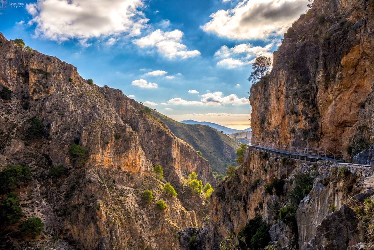 Faldas de Sierra Tejeda. A los pies de la cumbre de La Maroma, se puede disfrutar en primavera de bonitas rutas de senderismo y paseos urbanos. Los pueblos de Sedella, Salares, Canillas de Aceituno y Alcaucín ofrecen en sus respectivos cascos urbanos sugerentes recorridos por sus calles y rincones, llenos de coloridas macetas en estos días primaverales. En el entorno, también se puede disfrutar de enclaves tan singulares como la Rahíge, el nacimiento del río Bermuza o el Alcázar, donde el agua es protagonista.