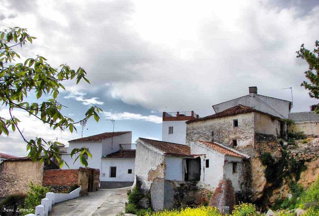 Alta Axarquía. El paisaje del interior tiene una de sus mejores caras en esta época del año entre los territorios de Periana y Riogordo. Allí el visitante es recibido por amplios olivares –la mayoría de la variedad verdial-, que se pueden recorrer a través de algunas rutas de senderismo. También merece la pena adentrarse en las aldeas perianenses de Guaro o Mondrón, disfrutar de las vistas del pantano de la Viñuela o conocer el rico patrimonio del Museo Etnográfico de Riogordo. 