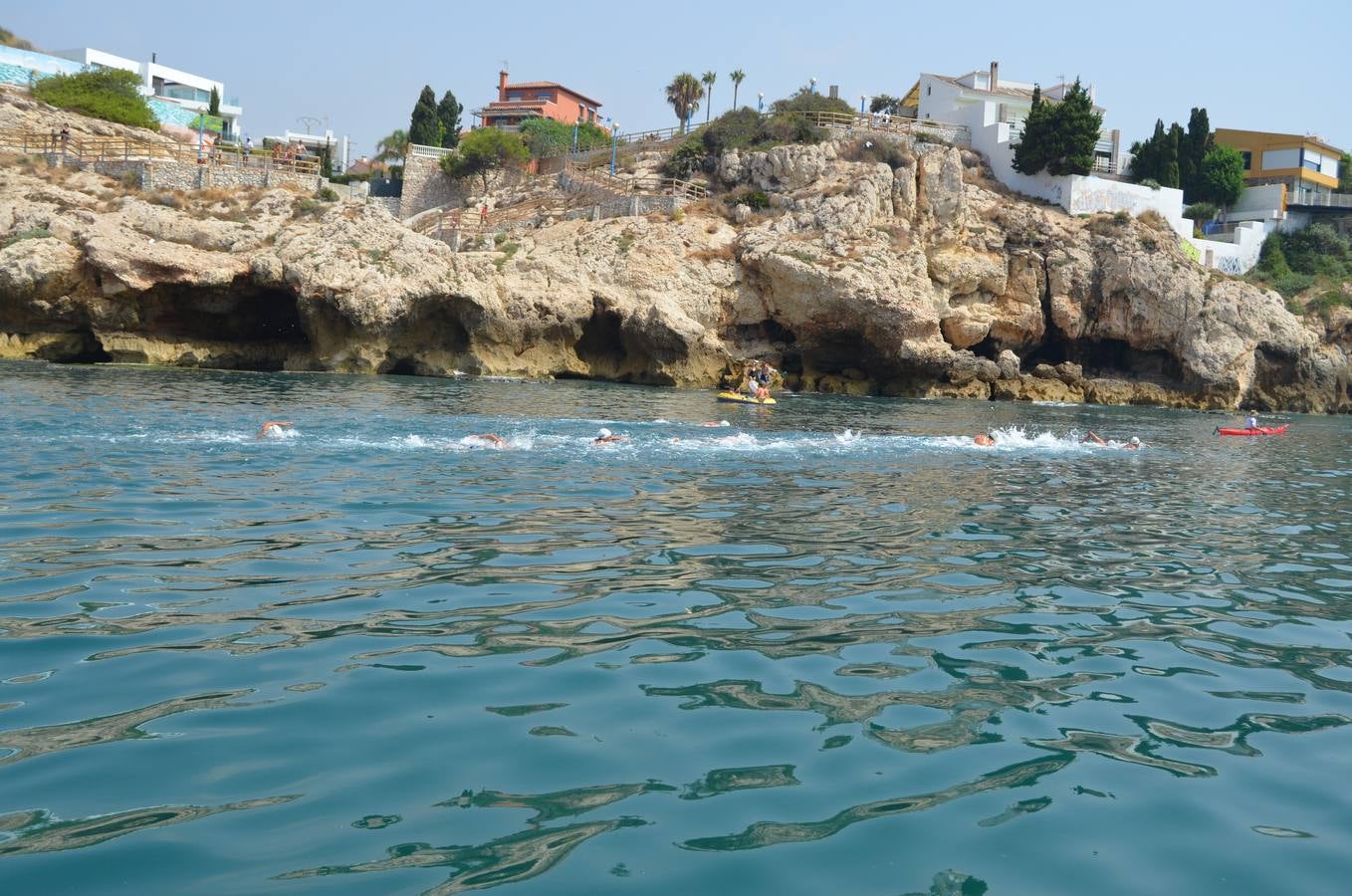 Rincón de la Victoria. También en el litoral oriental malagueño se puede disfrutar de la primavera en esta época del año. Entre los espacios más recomendados está la zona del Cantal Bajo o, lo que es lo mismo, los acantilados que separan a los núcleo de Rincón de la Victoria y la Cala del Moral. Este recorrido, que se puede hacer siguiendo las pautas que marca una de las etapas de la Gran Senda de Málaga, incluye un buen tramo de paseos marítimos en los que en estos días se puede disfrutar de la gastronomía más marinera gracias a los distintos restaurantes y chiringuitos.