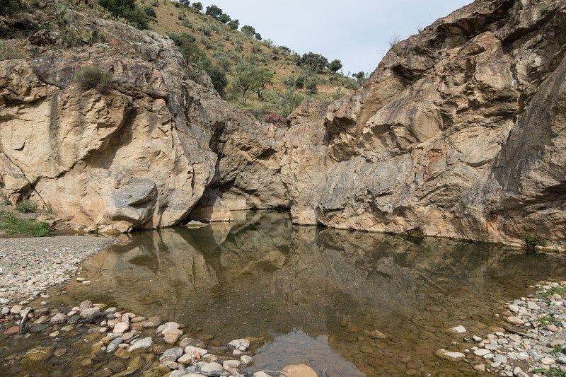 Benahavís. Este pueblo de la comarca de la Costa del Sol Occidental no tiene playa, pero no le hace falta, ya que tiene suficientes reclamos para atraer a visitantes tanto a sus calles como a su entorno. En su casco urbano, hay una amplia oferta de restauración (la más elevada por habitante en la provincia de Málaga). De hecho, Benahavís es conocido con el lema turístico del Rincón Gastronómicos de la Costa del Sol. Además, en su entorno existen varios enclaves donde se puede practicar el senderismo en estos días primaverales. Por un lado, de escasa dificultad es la ruta de la Acequia del Guadalmina. Por otro, la subida a los restos de la fortaleza de Montemayor, con un ascenso no apto para todos los públicos.