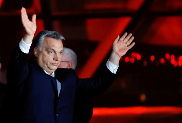 El primer ministro húngaro, Viktor Orban, saluda a sus seguidores tras la victoria del domingo. :: L. F. / reuters
