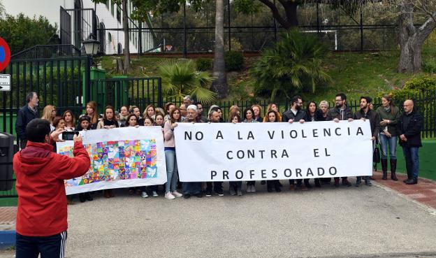 El claustro docente al completo tomó parte en la protesta. :: josele-lanza