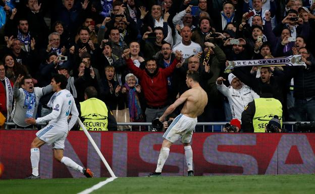 Cristiano celebra su gol sin camiseta. 