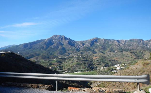 Frente a la carretera, en los primeros metros, se ve la sierra de Alcaparaín